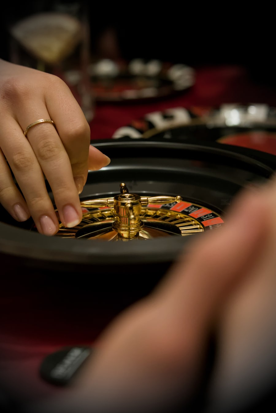 Tangan menempatkan chip di atas meja roulette