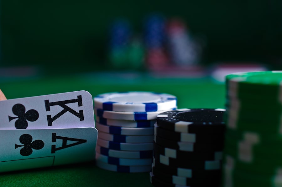 Kartu remi dan tumpukan chip poker di atas meja