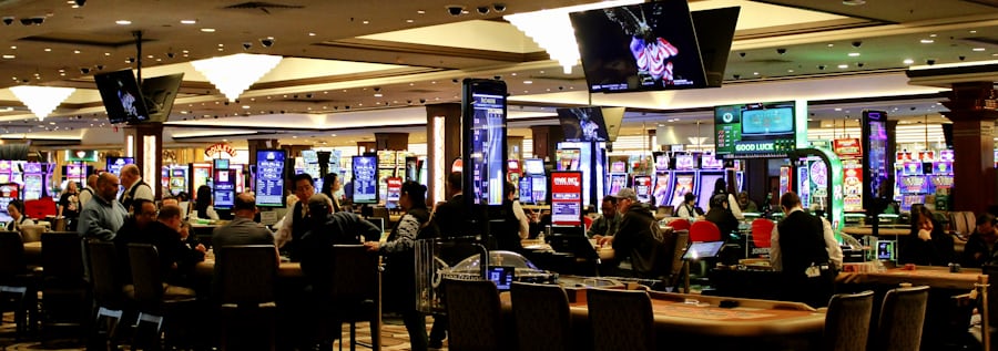 Suasana permainan mesin slot yang berwarna-warni