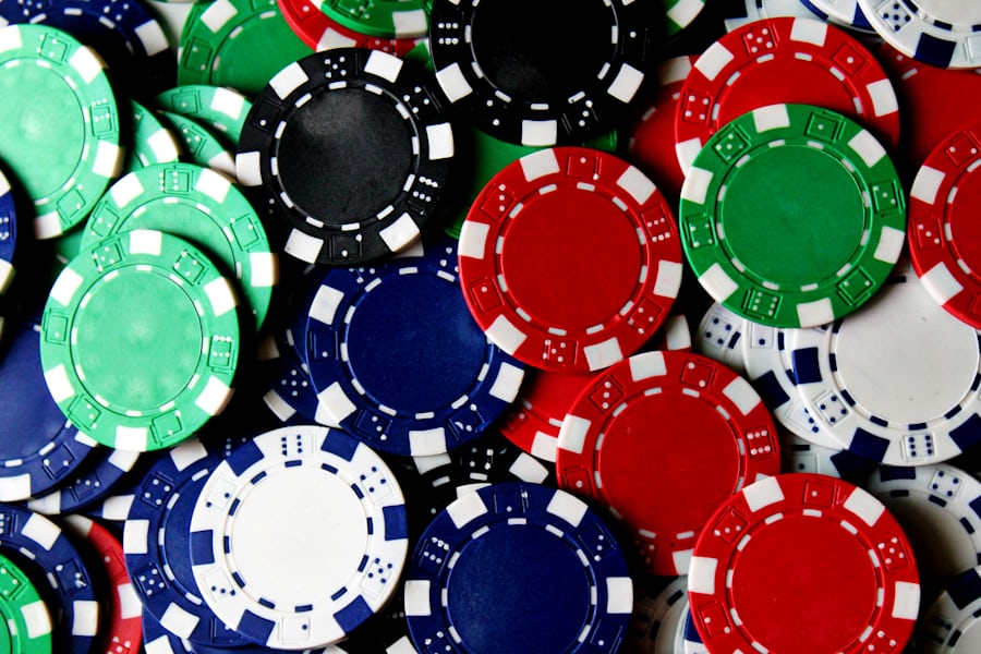 Chip kasino berserakan di atas meja
