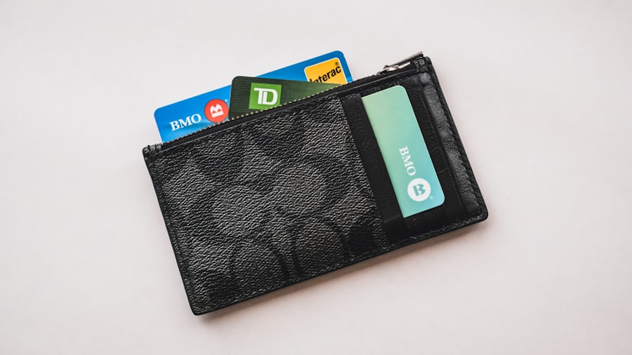 Dompet berisi kartu dan uang tunai