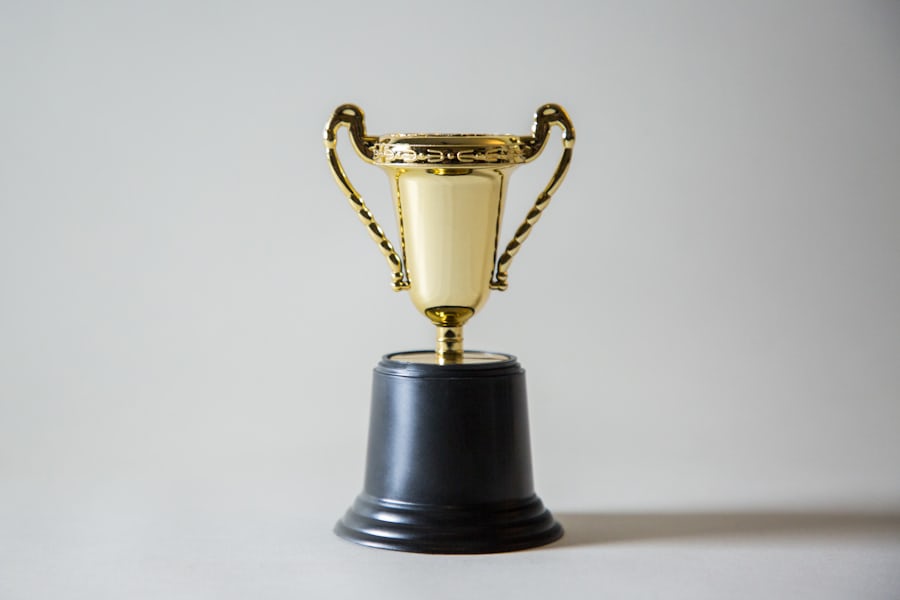 Piala trofi berwarna emas